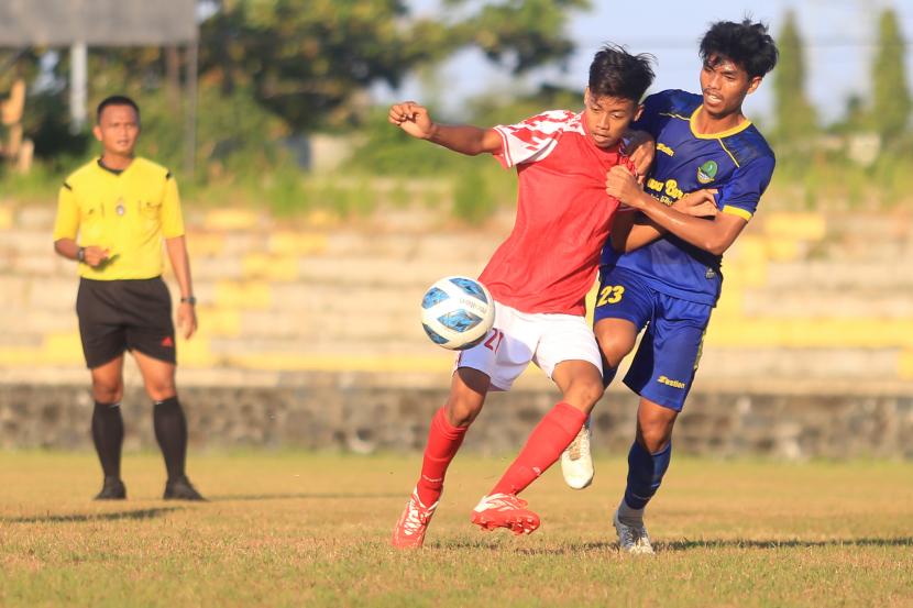 Pemain tim sepak bola Jawa Barat Andri (kanan) berebut bola dengan pemain dari klub Persindra di Stadion Tridaya, Indramayu, Jawa Barat, Kamis (16/9/2021). Laga uji tanding tersebut sebagai bagian dari persiapan tim sepak bola Jawa Barat untuk berlaga di PON Papua mendatang.