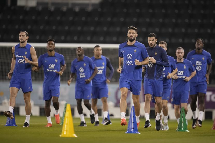 Pemain timnas sepak bola Prancis bersama Olivier Giroud, kanan tengah, berlatih selama sesi latihan di Stadion Jassim Bin Hamad di Doha, Qatar, Senin, 12 Desember 2022. Prancis akan bermain melawan Maroko dalam pertandingan semifinal Piala Dunia pada 14 Desember 2022.