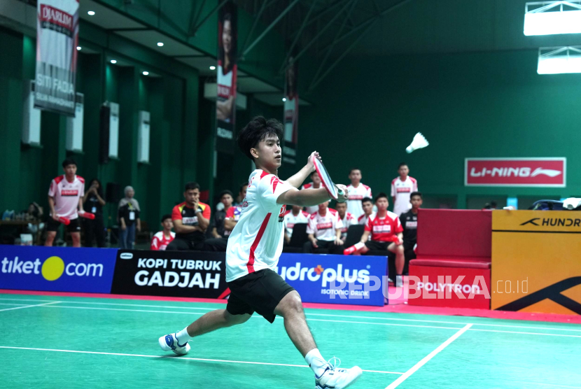 Pemain tim U-19 Djarum beraksi pada final Polytron Superliga Junior 2025 melawan Jaya Raya di GOR Djarum, Jati, Kudus, Ahad (21/9/2025) malam.