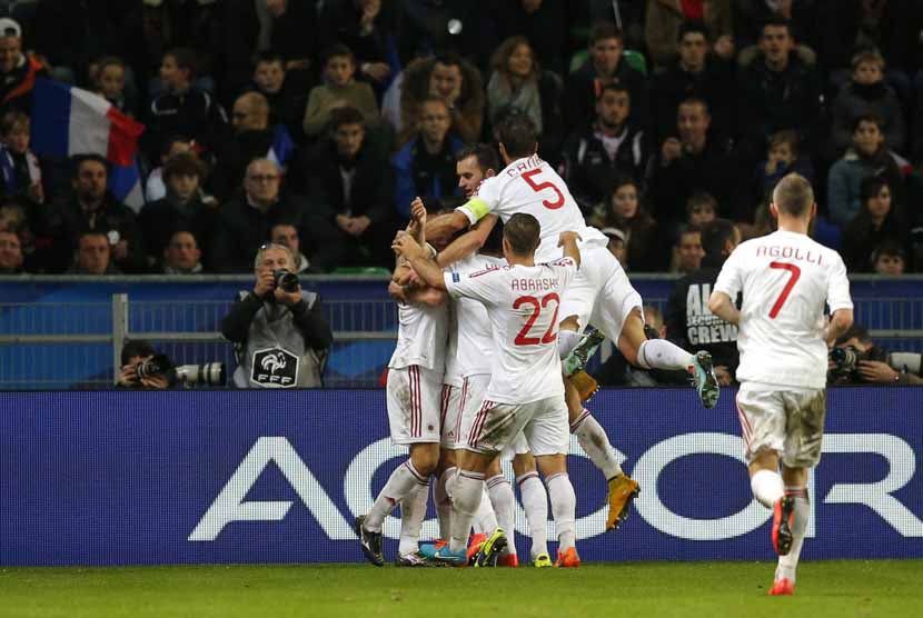 Pemain Timnas Albania melakukan selebrasi usai menjebol gawang Prancis dalam laga ujicoba internasional di Stadion Route de Lorient, Rennes, Jumat (14/11). 