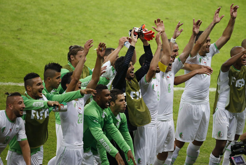Pemain Timnas Aljazair melakukan selebrasi usai mengalahkan Korea Selatan di laga Grup H Piala Dunia 2014 di Arena Beira Rio, Porto Alegre, Ahad (22/6).