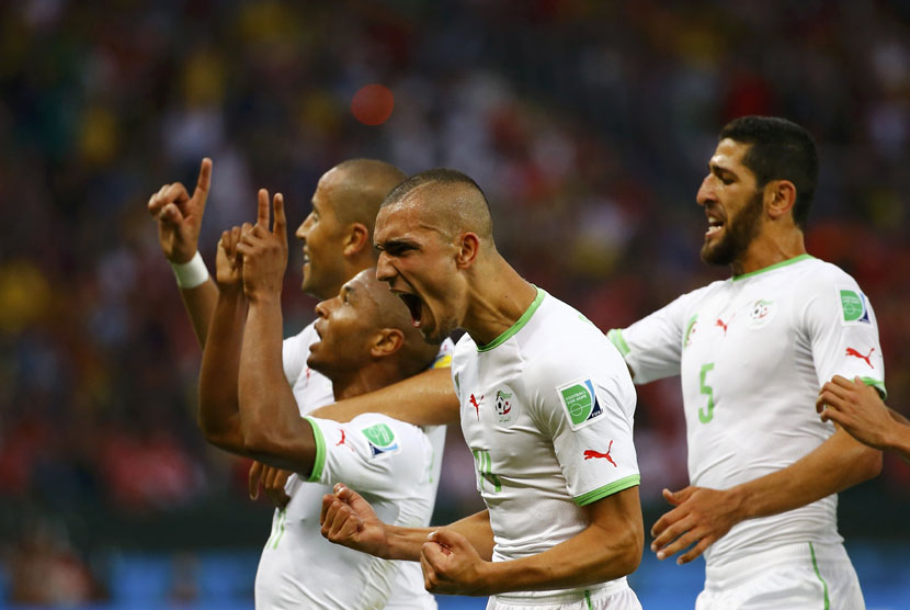 Pemain Timnas Aljazair melakukan selebrasi usai menjebol gawang Korea Selatan di laga Grup H Piala Dunia 2014 Brasil di Arena Beira Rio, Porto Alegre, Ahad (22/6). 