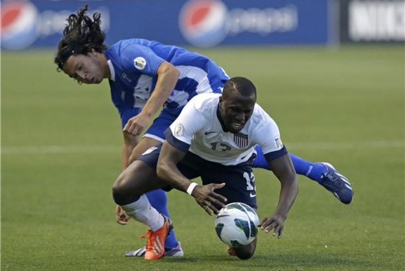 Pemain timnas Amerika Serikat, Jozy Altidore (depan), berebut bola dengan pemain Honduras dalam laga kualifikasi Piala Dunia 2014 Zona Concacaf di Stadion Rio Tinto, Utah, Selasa (18/6). 