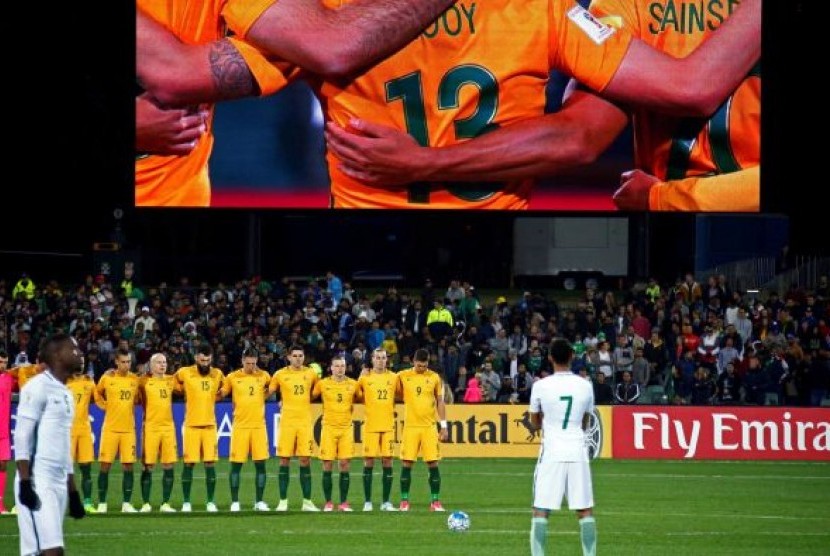 Pemain timnas Arab Saudi tidak berdiri bersama ketika timnas Australia mengheningkan cipta selama satu menit di Adelaide. 