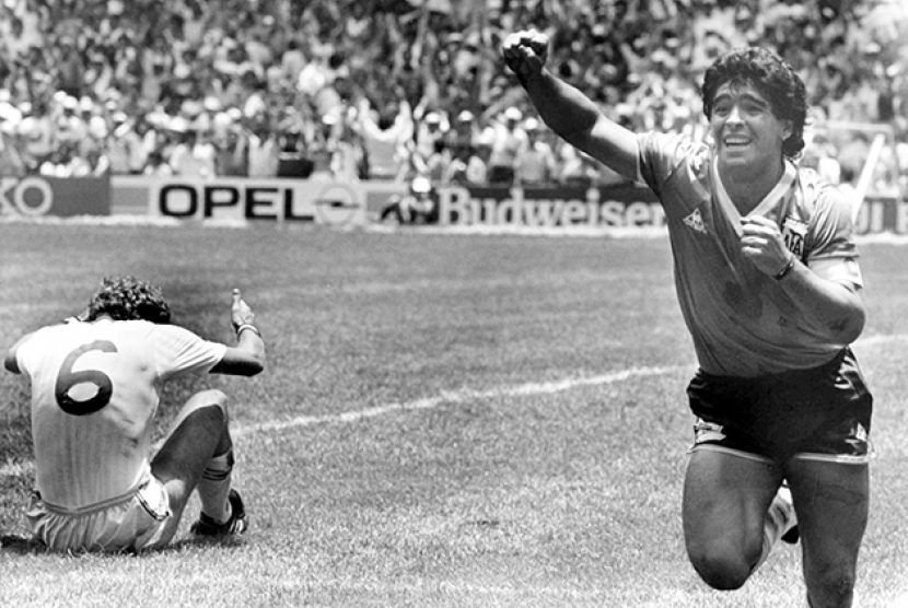 Pemain Timnas Argentina, Diego Maradona (kanan), melakukan selebrasi usai menjebol gawang Inggris di perempat final Piala Dunia 1986 di Mexico City, Mexico, 22 Juni 1986.
