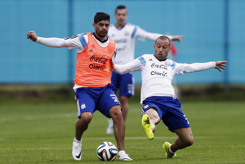 Pemain Timnas Argentina, Javier Mascherano (kanan) dan Ever Banega, berebut bola sesi latihan jelang Piala Dunia 2014 Brasil. 