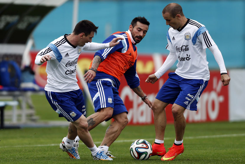 Pemain Timnas Argentina, Lionel Messi (kiri) dan Rodrigo Palacio (kanan), berebut bola dalam sesi latihan jelang Piala Dunia 2014 Brasil. 