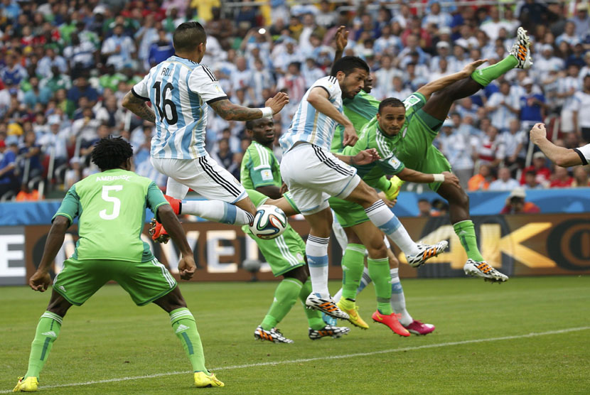 Pemain Timnas Argentina, Marcos Rojo (dua kiri), menjebol gawang Nigeria di laga pamungkas Grup F Piala Dunia 2014 Brasil di Arena Beira Rio, Porto Alegre, Rabu (25/6). 