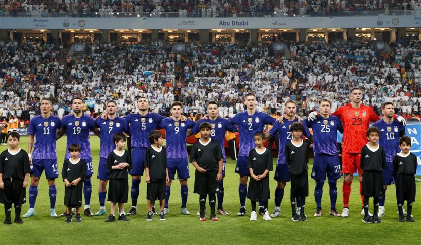 Para pemain timnas Argentina melakukan sesi foto sebelum laga persahabatan antara Argentina dan Uni Emirat Arab (UEA) di Abu Dhabi, UAE, pada 16 November 2022.
