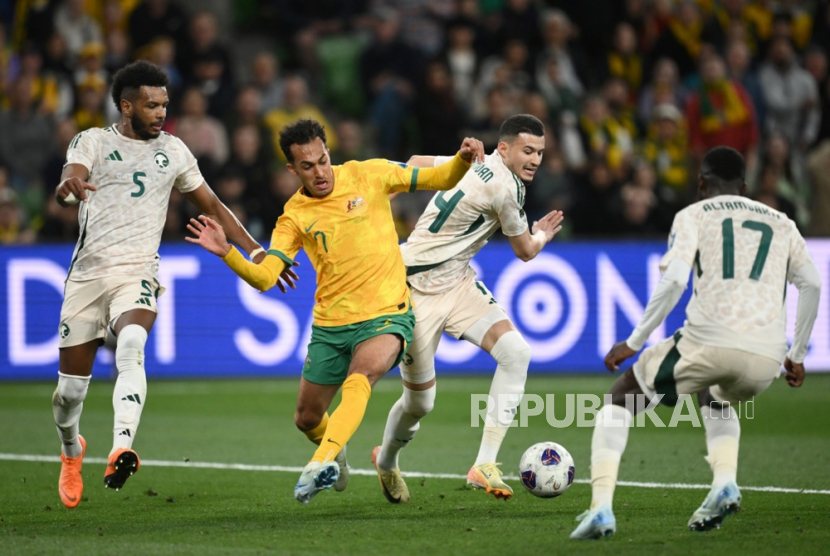 Pemain timnas Australia Nishan Velupillay (kedua kiri) berebut bola dengan pemain Arab Saudi Abdullah Al Hamdan (kedua kanan) dalam pertandingan Kualifikasi Piala Dunia 2026 Zona Asia di Melbourne, Australia, Kamis 14 November 2024. Pertandingan berakhir imbang 0-0.