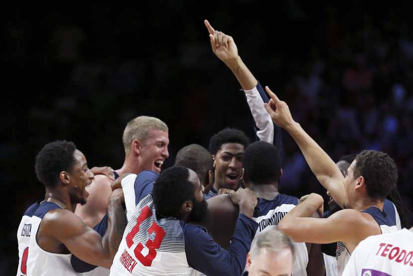 Pemain Timnas Basket Amerika Serikat merayakan keberhasilannya menjuarai Piala Dunia Basket FIBA usai mengalahkan Serbia di partai final di Madrid, Spanyol, Ahad (14/9).