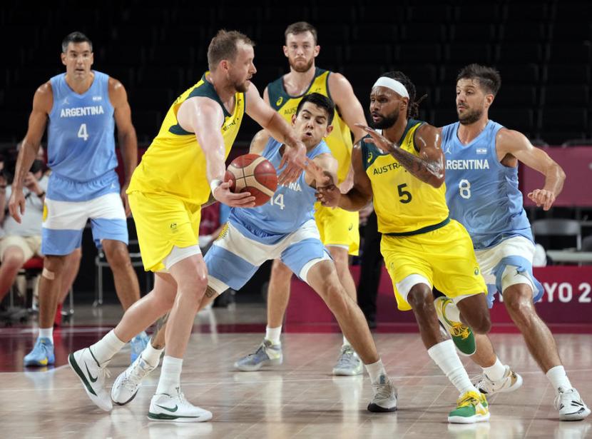 Pemain timnas basket Australia Joe Ingles (kedua kiri) memberikan bola kepada rekannya Patty Mills (kedua kanan) dalam pertandingan perempat final basket putra Olimpiade 2020.
