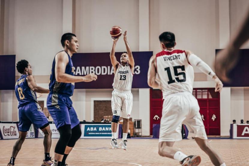 Pemain timnas basket putra Indonesia Kaleb Ramot Gemilang melepaskan tembakan saat menghadapi Thailand dalam pertandingan penentuan juara Grup B SEA Games 2023 Kamboja, Ahad (14/5/2023). Indonesia akan menghadapi Filipina di semifinal, Senin (15/5/2023), pukul 17.00 WIB.