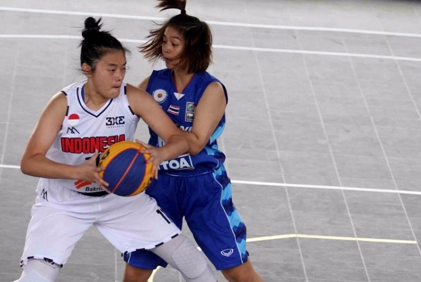Pemain timnas basket putri 3x3 Indonesia (putih) saat menghadapi Thailand.