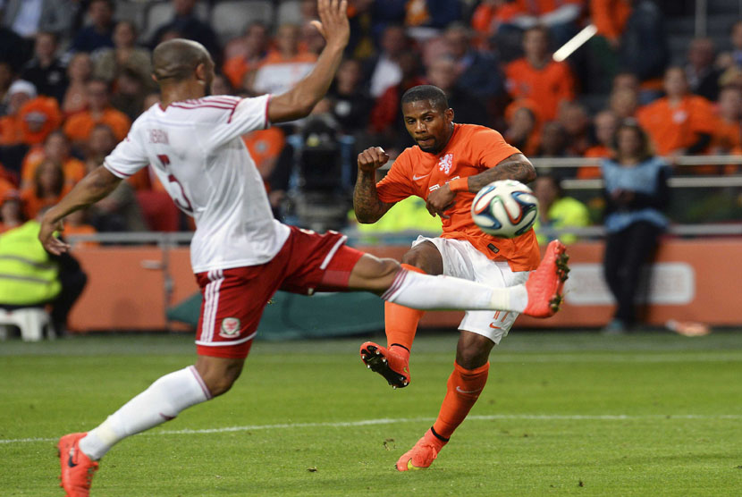 Pemain Timnas Belanda, Jeremain Lens (kanan), melepaskan tembakan saat menghadapi Timnas Wales dalam laga uji coba di Amsterdam, Belanda, Rabu (4/6). 