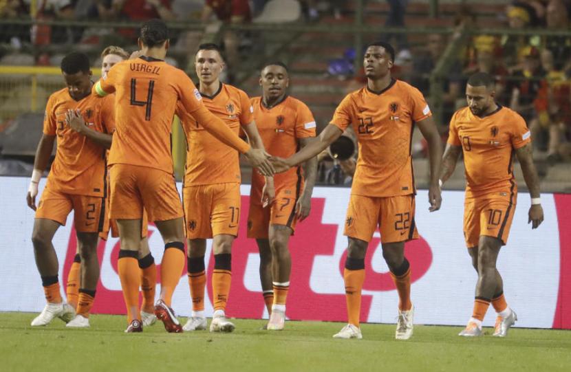 Pemain Timnas Belanda melakukan selebrasi usai menjebol gawang Belgia di laga UEFA Nations League di Stadion  Raja Boudoin, Brussels, Sabtu (4/6) dini hari WIB.