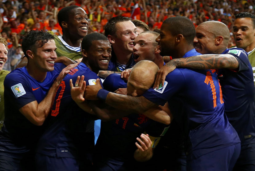 Pemain Timnas Belanda melakukan selebrasi usai menjebol gawang Spanyol di laga grup Piala Dunia 2014 Brasil.