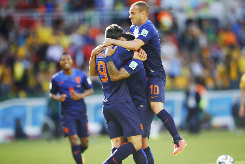 Pemain Timnas Belanda, Memphis Depay  (dua kanan), melakukan selebrasi usai menjebol gawang Australia di laga Grup B Piala Dunia 2014 di Stadion Beira Rio, Porto Alegre, Rabu (18/6). 