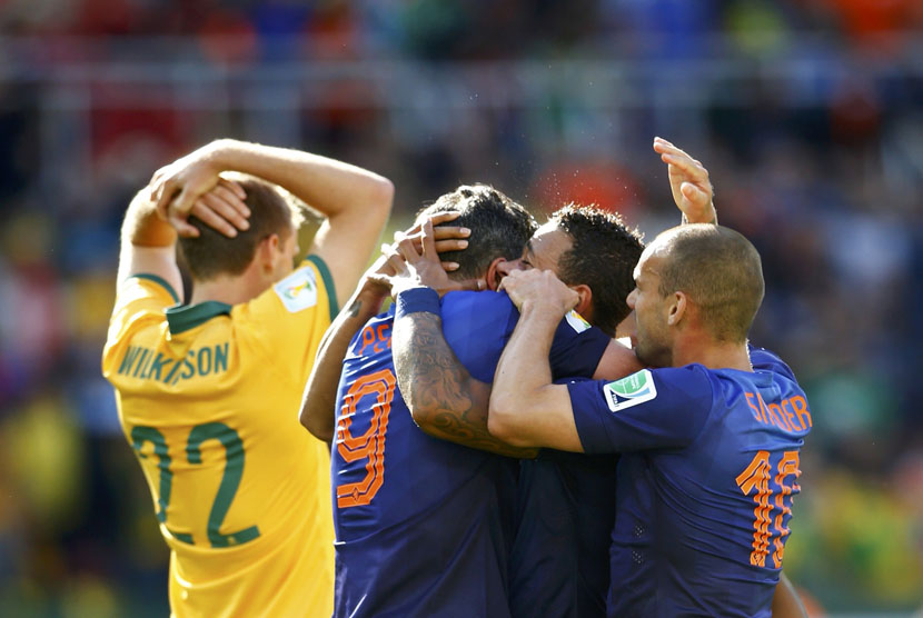 Pemain Timnas Belanda, Memphis Depay (tengah), melakukan selebrasi dengan Robin Van Persie (dua kiri) usai menjebol gawang Australia di laga Grup B Piala Dunia 2014 di Stadion Beira Rio, Porto Alegre, Rabu (18/6).