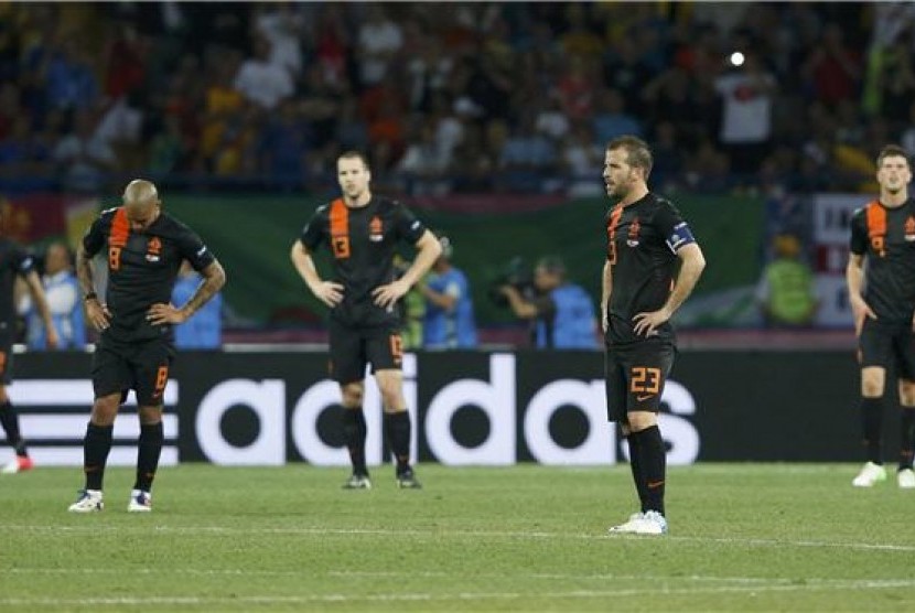  Pemain timnas Belanda tertunduk lesu setelah menelan kekalahan dari Portugal di laga terakhir Grup B Piala Eropa 2012 di Stadion Metalist, Kharkiv, Ukraina, pada Ahad (17/6). 