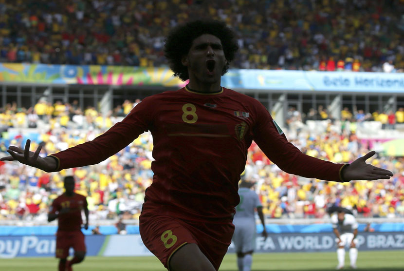 Pemain Timnas Belgia, Marouane Fellaini, melakukan selebrasi usai membobol gawang Aljazair di laga Grup H Piala Dunia 2014 Brasil di Stadion Mineirao, Belo Horizonte, Selasa (17/6). 