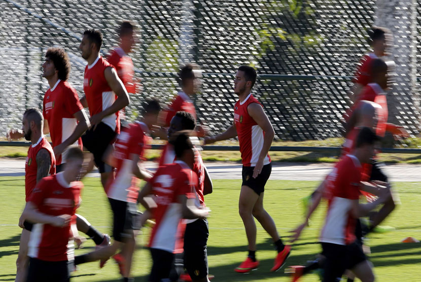 Pemain Timnas Belgia melakukan pemanasan sebelum melakukan latihan di Belo Horizonte, Brasil, Ahad (15/6). 