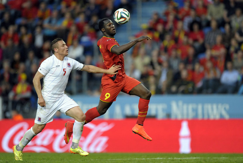  Pemain Timnas Belgia, Romelu Lukaku (kanan), berebut bola dengan pemain Timnas Luxemburg, Tom Schnell, dalam laga uji coba di Genk pada 26 Mei lalu. 