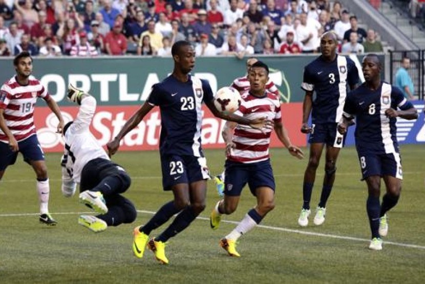 Pemain timnas Belize (biru) menghadapi tuan rumah Amerika Serikat dalam laga Piala Emas Concacaf di Portland, Oregon, Selasa (9/7). 