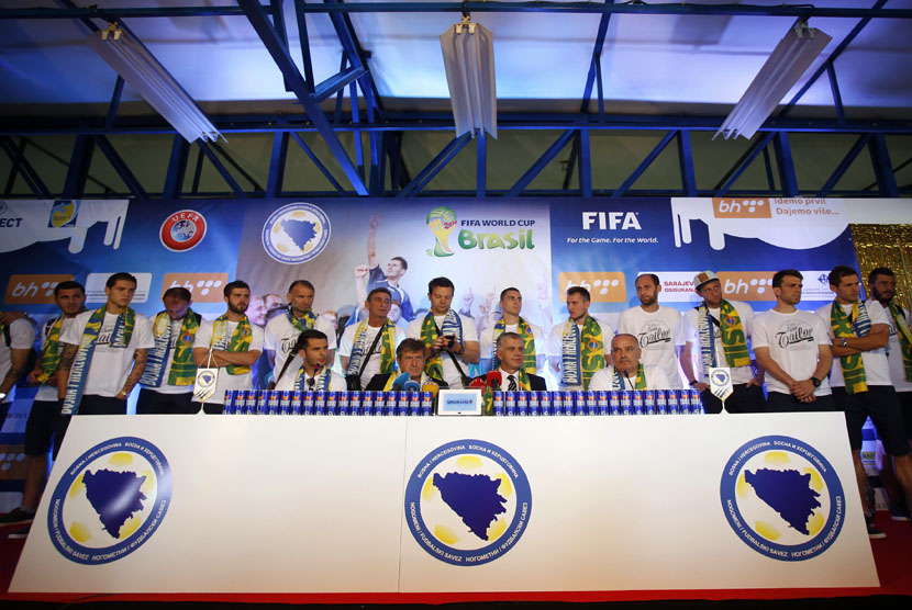 Pemain Timnas Bosnia-Herzegovina dan pelatih Safet Susic menggelar jumpa pers di Bandara Internasional Sarajevo sebelum terbang menuju Amerika Serikat untuk melakukan pemanasan pada 27 Mei. 