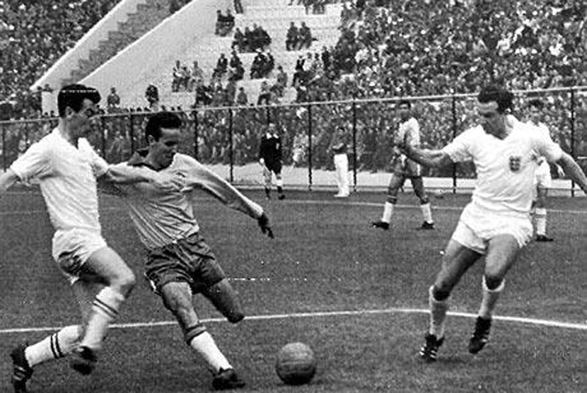 Pemain Timnas Brasil, Mario Zagallo (dua kiri), melepaskan tembakan saat menghadapi Inggris di perempat final Piala Dunia 1962.