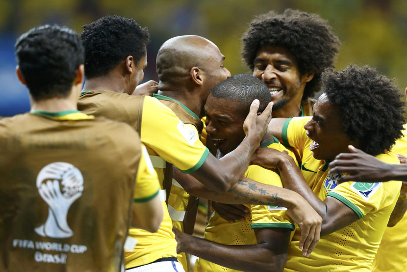 Pemain Timnas Brasil melakukan selebrasi usai menjebol gawang Kamerun di laga terakhir Grup A Piala Dunia 2014 di Stadion Nasional, Brasilia, Senin (23/6). 