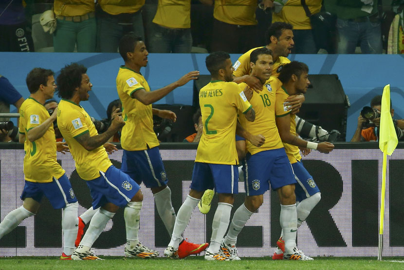 Pemain Timnas Brasil melakukan selebrasi usai Neymar (kanan) menjebol gawang Kroasia lewat titik penalti di laga Grup A Piala Dunia 2014 di Corinthians Arena, Sao Paulo, Kamis (12/6). 
