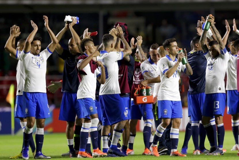 Pemain timnas Brasil merayakan kemenangan usai mengalahkan Bolivia 3-0 dalam laga pembuka Grup A Copa Amerika, Sabtu (15/6) pagi.