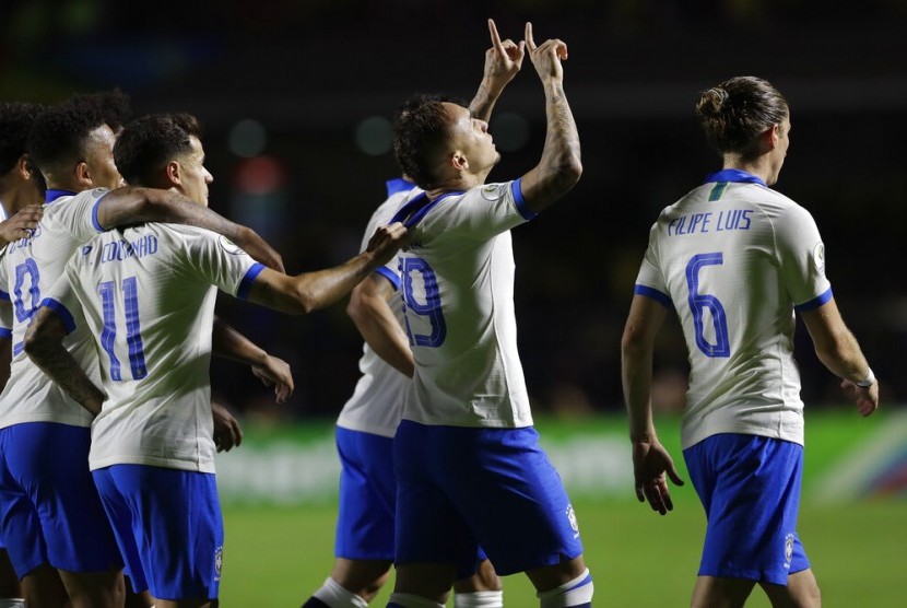 Pemain timnas Brasil merayakan kemenangan usai mengalahkan Bolivia 3-0 dalam laga pembuka Grup A Copa Amerika, Sabtu (15/6) pagi. Brasil mengenakan kostum berwarna putih pada laga perdana Copa America.