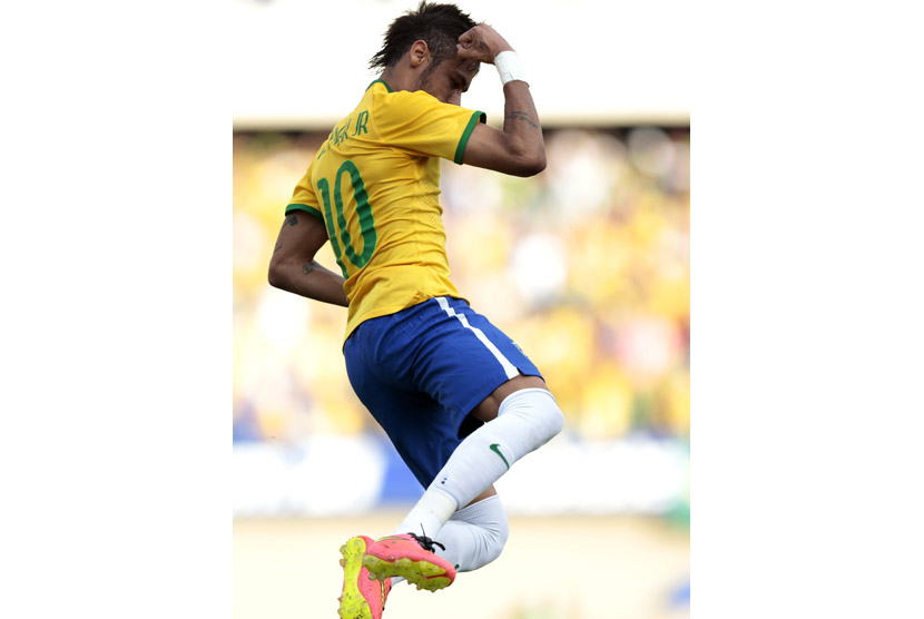 Pemain Timnas Brasil, Neymar, melakukan selebrasi usai menjebol gawang Panama dalam laga uji coba di Goiania pada Selasa (3/6). 