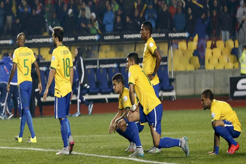 Pemain timnas Brasil tertunduk lesu usai menelan kekalahan dari Paraguay di babak perempat final Copa Amerika 2015 di Estadio Municipal, Concepcion, Cile, Sabtu (27/6) 