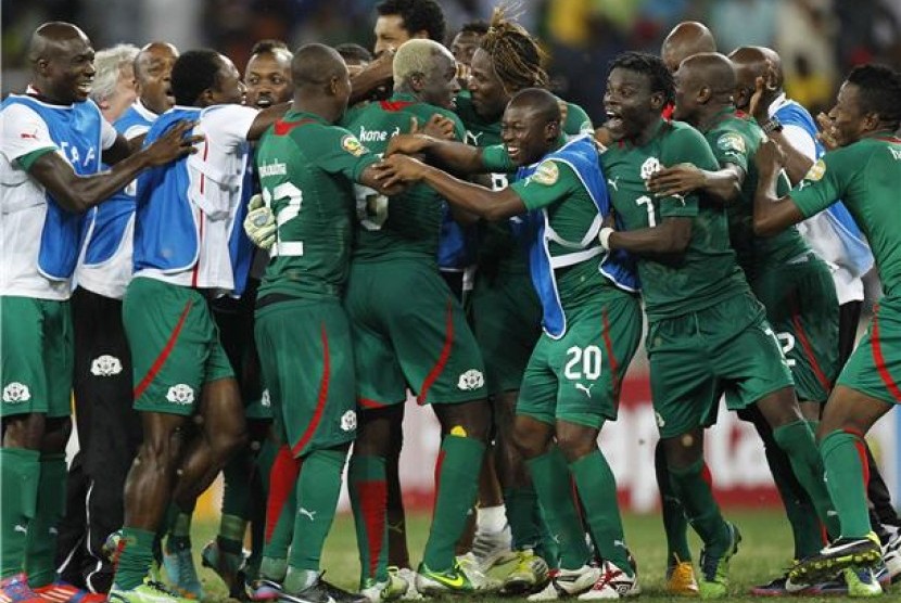 Pemain timnas Burkin Faso melakukan selebrasi usai memastikan lolos ke final Piala Afrika 2013 dengan menekuk Ghana di Stadion Mbombela, Nelspruit, Rabu (6/2). 