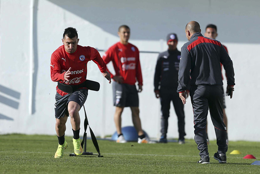  Pemain Timnas Cile, Gary Medel (kiri), melakukan latihan bersama rekan setim di Santiago, Cile, jelang perhelatan Piala Dunia 2014 Brasil. 