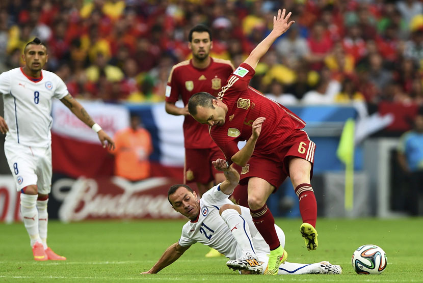 Pemain Timnas Cile, Marcelo Diaz, berebut bola dengan pemain Spanyol, Andres Iniesta, di laga Grup B Piala Dunia 2014 di Stadion Maracana, Rio de Janeiro, Rabu (18/6) 