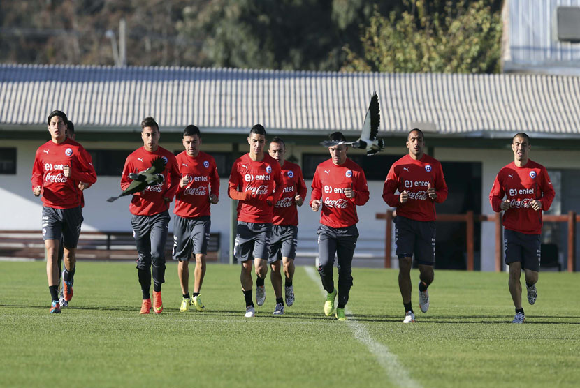 Pemain Timnas Cile melakukan latihan ringan di Santiago pada 28 Mei. 