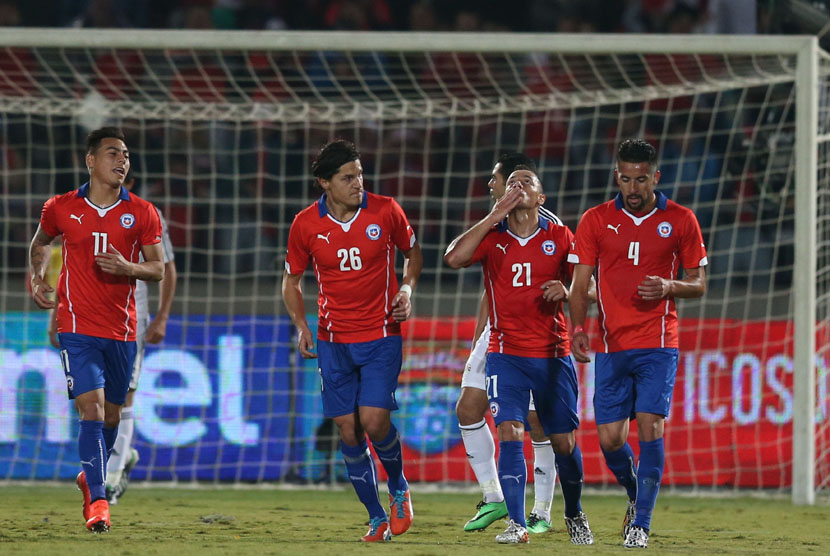 Pemain Timnas Cile melakukan selebrasi usai menjebol gawang lawan. 