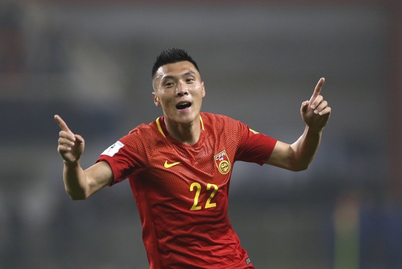 Pemain timnas Cina, Yu Dabao merayakan golnya ke gawang Korea Selatan pada laga babak Kualifikasi Piala Dunia 2018 di  He Long, Kamis (23/3). Cina menang 1-0.