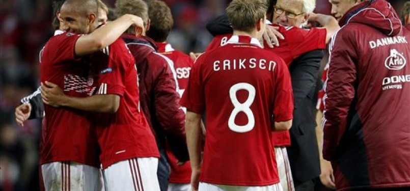 Pemain timnas Denmark bersuka ria usai memastikan lolos ke putaran utama Euro 2012.