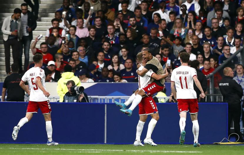 Pemain Timnas Denmark melakukan selebrasi usai menyamakan kedudukan 1-1 menghadapi Prancis dalam pertandingan pembuka Grup A1 UEFA Nations League, di Stade de France, Paris, Sabtu (4/6) dini hari WIB.