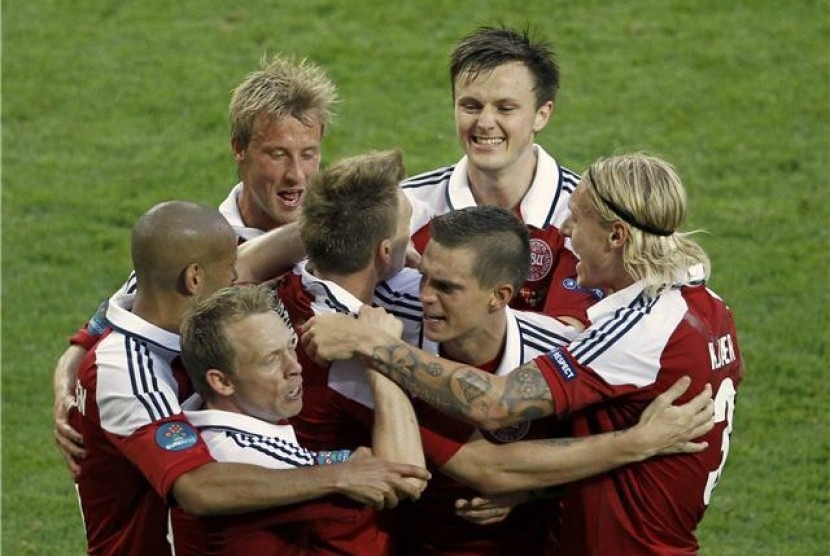 Pemain timnas Denmark merayakan gol Nicklas Bendtner (tengah) saat menghadapi Portugal di laga Grup B Piala Eropa 2012 di Lviv, Ukraina, pada Rabu (13/6). 