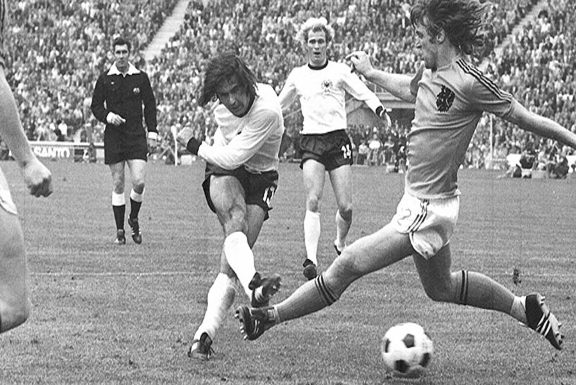 Pemain Timnas, Gerd Mueller, mencetak gol yang membawa Jerman Barat unggul 2-1 dan akhirnya memenangkan Piala Dunia 1974.