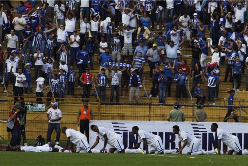 Pemain timnas Honduras, Jerry Bengtson (kiri), melakukan selebrasi bersama rekannya usai menjebol gawang Amerika Serikat di laga kualifikasi Piala Dunia 2014 Zona Concacaf di Stadion Olimpico, San Pedro Sula, Rabu (6/2).  