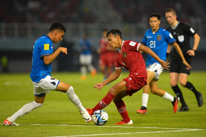 Pemain Timnas Indonesia Afrisal Riski berusaha melewati hadangan pemain Timnas Ekuador saat bertanding pada babak penyisihan Piala Dunia U17 di Stadion Gelora Bung Tomo, Surabaya, Jawa Timur.