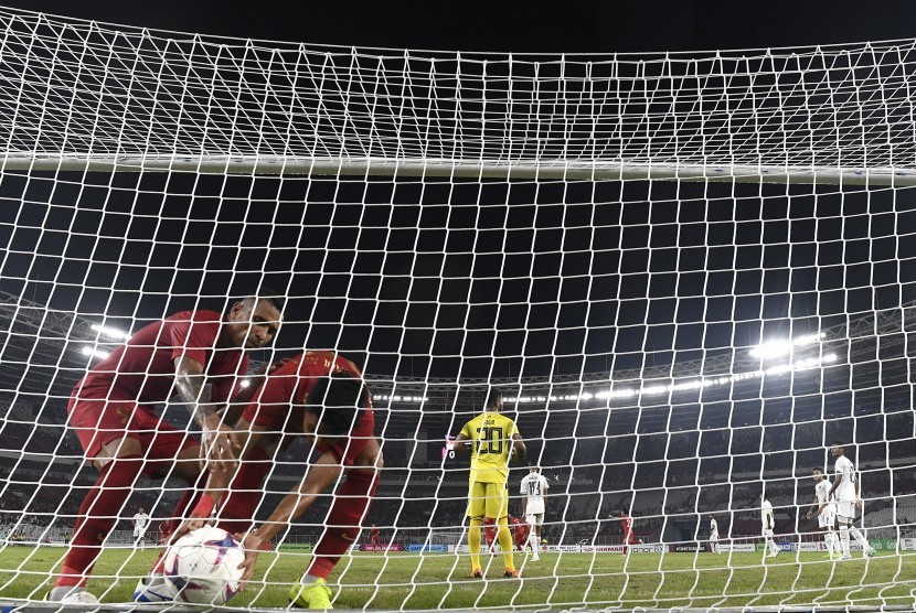 Pemain timnas Indonesia Alberto Goncalves (kiri) dan Septian David Maulana (kedua kiri) mengambil bola saat melawan timnas Timor Leste dalam penyisihan grup B Piala AFF 2018 di Stadion Utama Gelora Bung Karno, Jakarta, Selasa (13/11/2018). Indonesia menang 3-1.