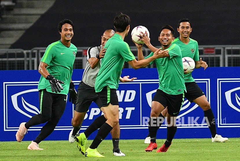 Pemain timnas Indonesia Andik Vermansah (kedua kanan), penjaga gawang M Ridho (kiri), Gavin Kwan Adsit (tengah), Ricky Fajrin (kanan) dan asisten pelatih Kurniawan Dwi Yulianto berlatih di Stadion Nasional, Singapura, Kamis (8/11/2018). 